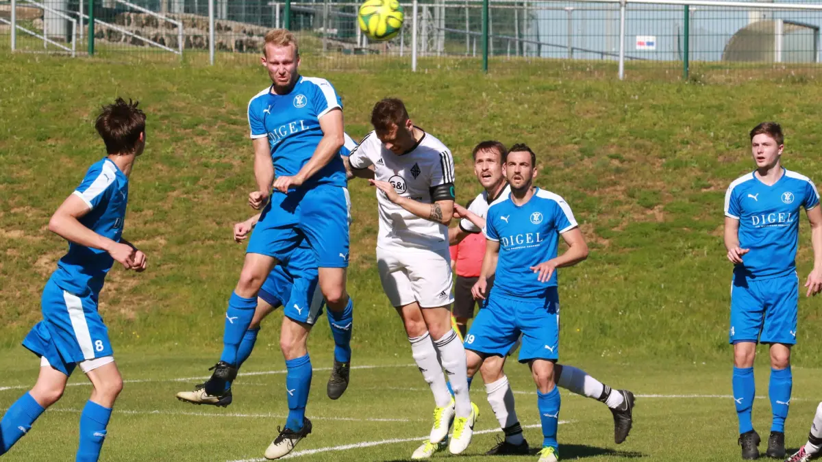 Am 27. Mai 2017 gewannen die SF Gechingen (in Weiß) ihr bislang einziges Landesliga-Derby gegen den VfL Nagold der vergangenen 25 Jahre. Sportfreunde-Kapitän Bastian Bothner steigt in dieser Situation zum Kopfball auf. Links daneben Marco Quiskamp, rechts daneben Raphael Schaschko, die heute die beiden sportlichen Leiter des VfL Nagold sind.