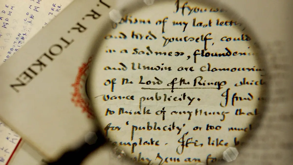 Das Ringgedicht steht als Leitmotiv am Anfang des Herrn der Ringe, noch vor dem Prolog. Außerdem wird es im Kapitel "Der Schatten der Vergangenheit" von Gandalf zitiert. Die Zeilen "Ein Ring sie zu knechten, sie alle zu finden, ins Dunkel zu treiben und ewig zu binden" bilden die Inschrift auf dem Einen Ring, verfasst in der Schwarzen Sprache von Mordor und geschrieben in Tengwar.