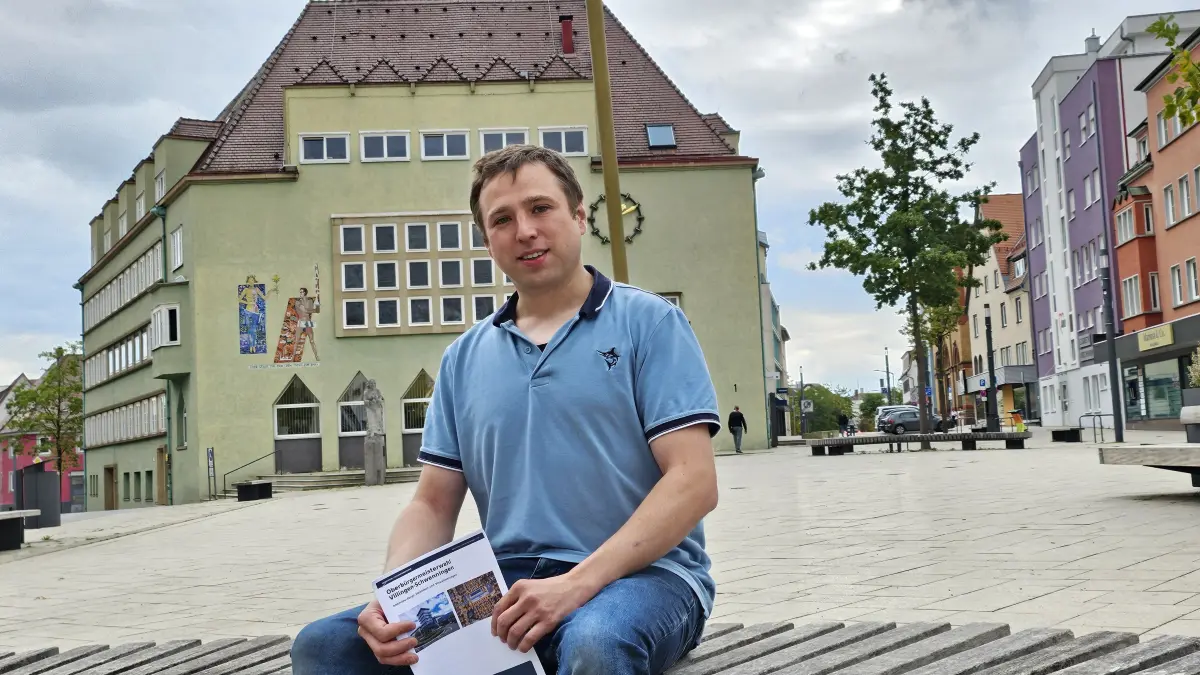 Matthias Beck vor dem Schwenninger Rathaus. Obwohl nicht offiziell zugelassen, möchte er bei der OB-Wahl am 4. Oktober eine Rolle spielen.