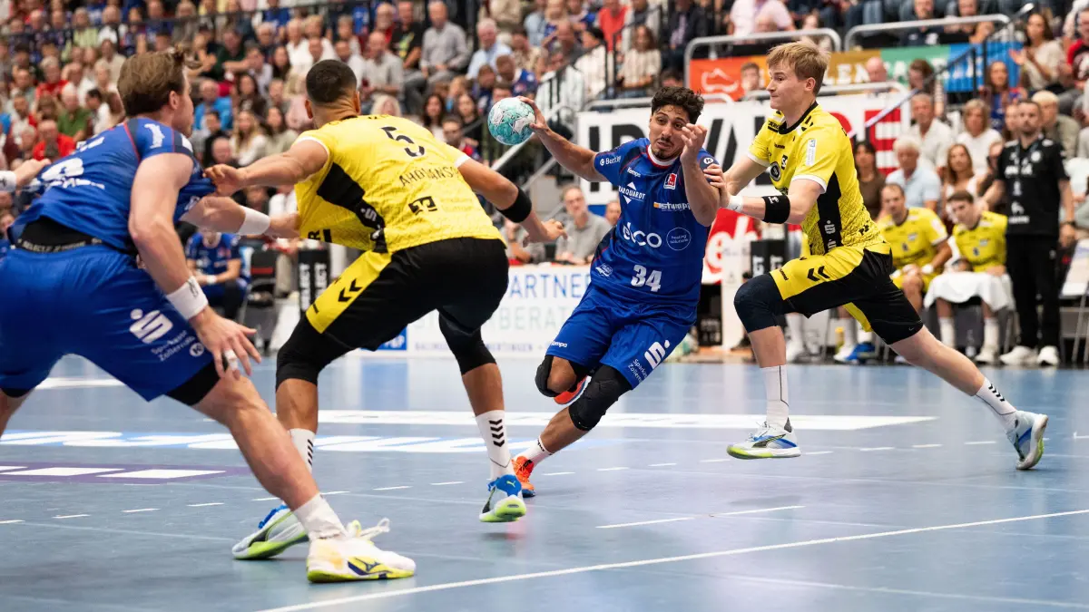 HBW Balingen Weilstetten vs. TVB Stuttgart, GER, Opel 1. Handball Bundesliga, Meisterschaft, Spieltag 5, Saison 2026 2027, 18.09.2026,: Yonatan Dayan (HBW Balingen Weilstetten, #34) schlaengelt sich durch fdie Abwehreihe,
HBW Balingen Weilstetten vs. TVB Stuttgart, GER, Opel 1. Handball Bundesliga, Meisterschaft, Spieltag 5, Saison 2026 2027, 18.09.2026,
Eibner-Pressefoto/Andreas Ulmer