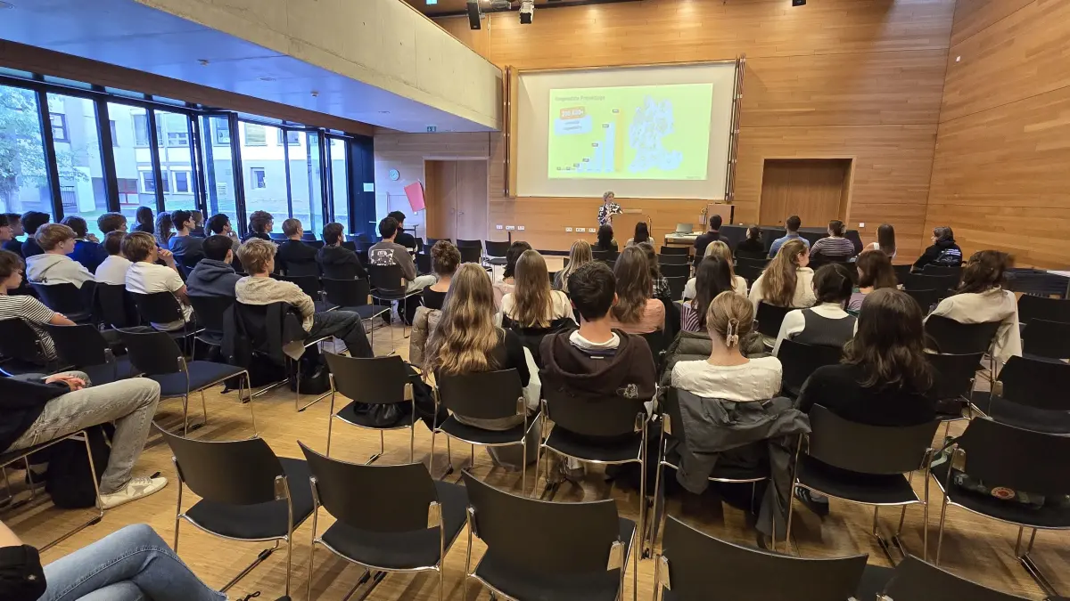 Der Beginn der Veranstaltung fand in der Aula „TonArt“ des Hebel-Gymnasiums statt.