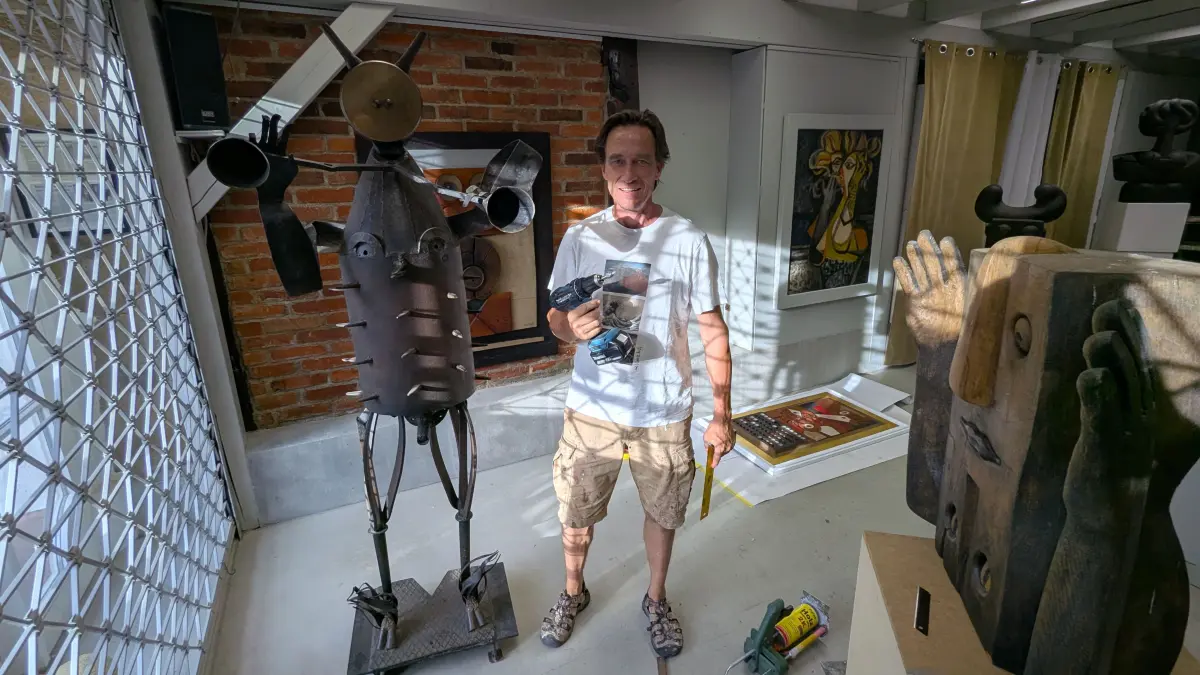 Galerist Valentin Mauser bereitet die Retrospektive zum Werk von Max Sauk vor.