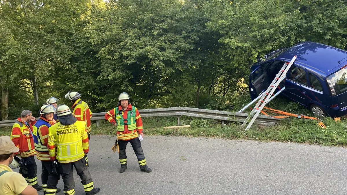 Rangendinger Feuerwehrleute sicherten die Unfallstelle und das Unfallauto in seiner prekären Lage.
