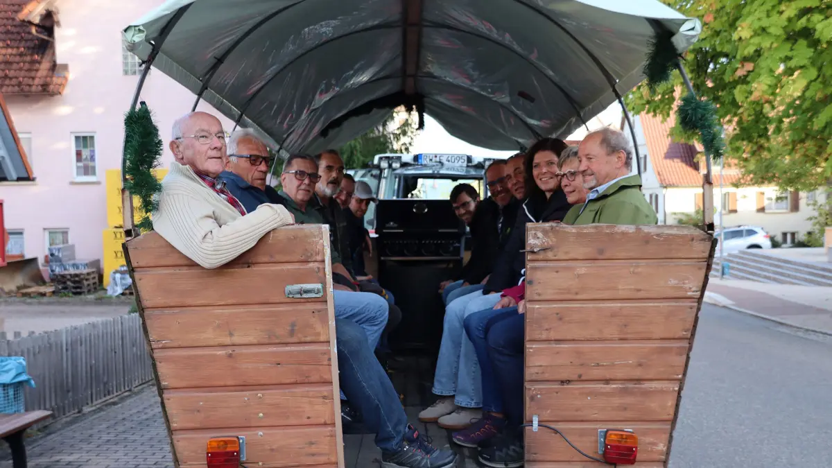 Mit dem Planwagen ging es in Dürrenmettstetten auf Tour-