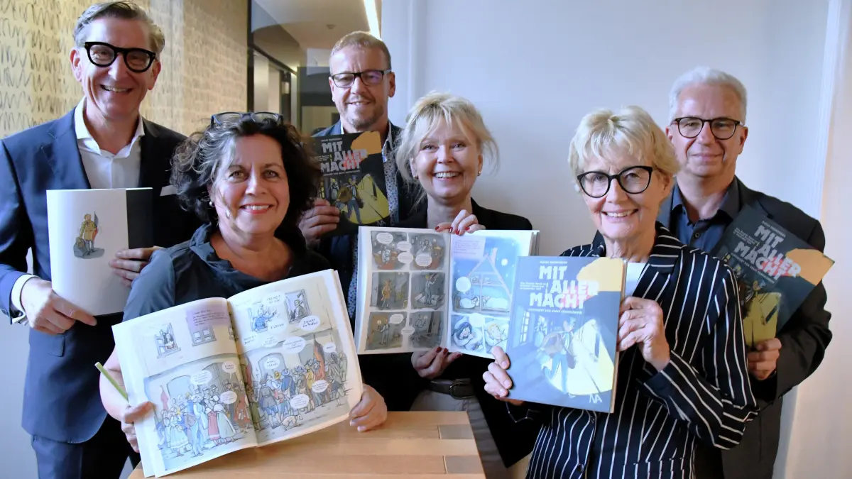 Freude über das fertige Buch zur Badischen Revolution 1848 bei Rainer Liebenow,, Beate Fahrnländer, Lars Frick, Annette Nünnerich-Asmus, Ursula Redeker und Jan Merk (von links)
