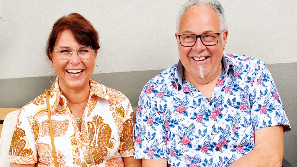 Verbreiten mit Schlagern der 60er- und 70er-Jahre gute Laune: Iris Hüttlin und Thomas Wengert aus Kandern als „Die Schlageroldies“.