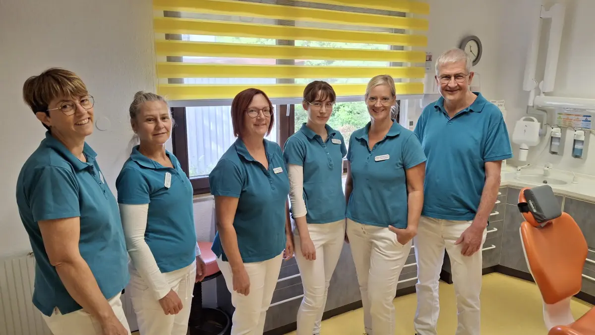 Andrea Kuhner (von links), Gabriele Bühler, Susanne Fleig, Lena Obergfell, Cindy Wiedmaier und Markus Kuhner verabschieden sich aus der Zahnarztpraxis Kuhner, die am 25. September schließt.
