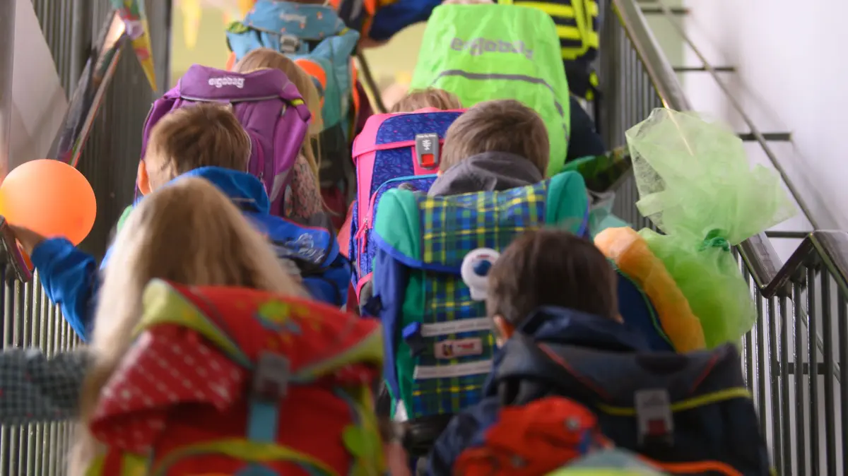 ARCHIV - 31.08.2020, Sachsen, Dresden: Grundschüler einer ersten Klasse der Regenbogenschule begeben sich an ihrem ersten Schultag durchs Treppenhaus der Schule in ihr Klassenzimmer. (zu dpa: «Ganztag für Erstklässler: Jede vierte Schule sieht Hürden») Foto: Robert Michael/dpa-Zentralbild/dpa +++ dpa-Bildfunk +++