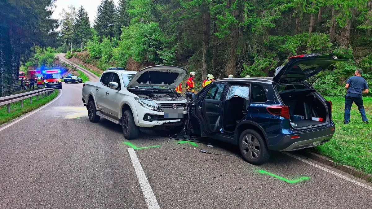 Aus unerklärten Gründen geriet ein Auto in den Gegenverkehr.
