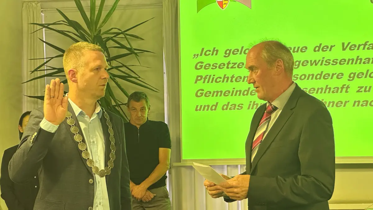 Stephan Frickinger (links) spricht die Verpflichtungsformel nach und wird von Stellvertreter Rainer Pfersich offiziell ins Amt berufen.