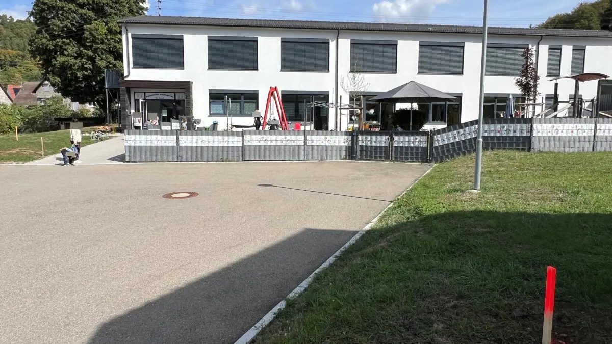Neue sogenannte Kiss-and-Ride-Parkplätze für kurzzeitiges Halten zum ein- oder aussteigen sollen neben der Wendeplatte beim Kindergarten im Bürgerzentrum entstehen. Bisher parkten die Eltern auf der Wendeplatte, was aber verkehrsrechtlich verboten ist.