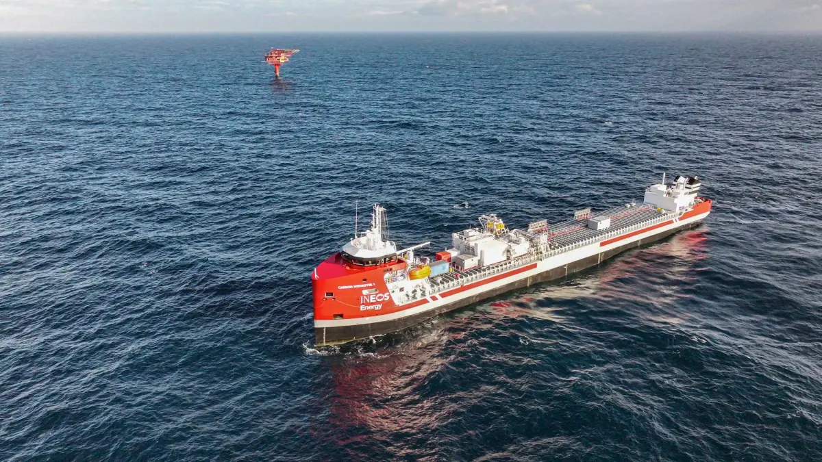 Carbon Destroyer 1 und Nini West in Dänemark: Dieses von Ineos Energy zur Verfügung gestellte Bild zeigt das Offshore-CO2-Transportschiff Carbon Destroyer 1, das vor der ausgedienten Ölplattform Nini West in der Nordsee liegt. (zu dpa: «CO2-Lager im Meeresgrund: Dänemark feiert Regelbetrieb»)