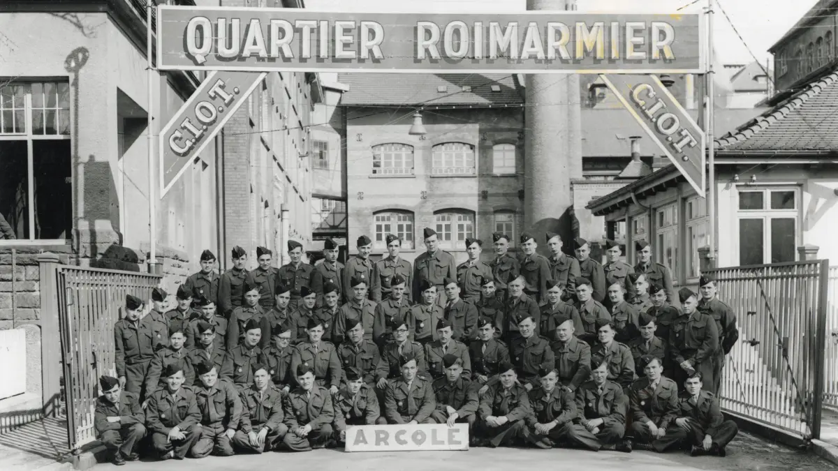 Das „Quartier Roimarmier“ des „Centre d’Instruction et d’Organisation du Train“ (C.I.O.T.) der französischen Armee vor dem Eingang zum Werk H.A.U. der Uhrenfabrik Gebrüder Junghans AG am 12. März 1941 kurz vor dem Abzug aus Schramberg.