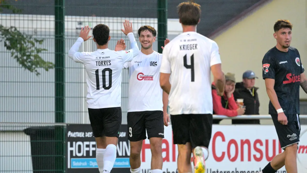 Dominik Emminger (hinten) und die Vorlagengeber Lucas Torres (Nummer 10) und Enrico Krieger bejubeln die 1:0-Führung des FC 08.