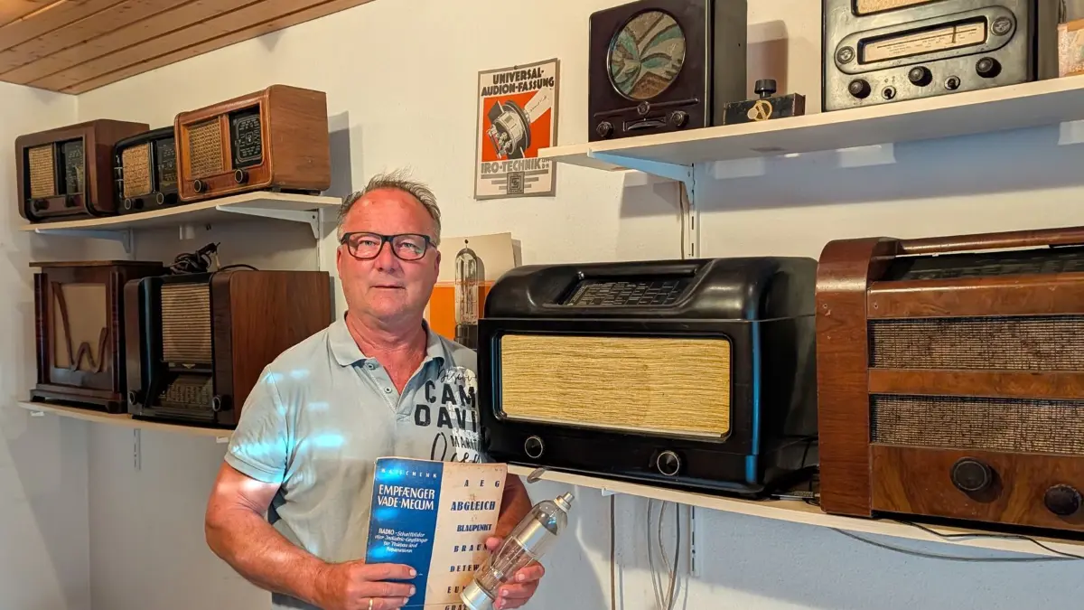 Der Weitinger Radiosammler Edgar Schmid vor seinen alten Rundfunkempfängern.