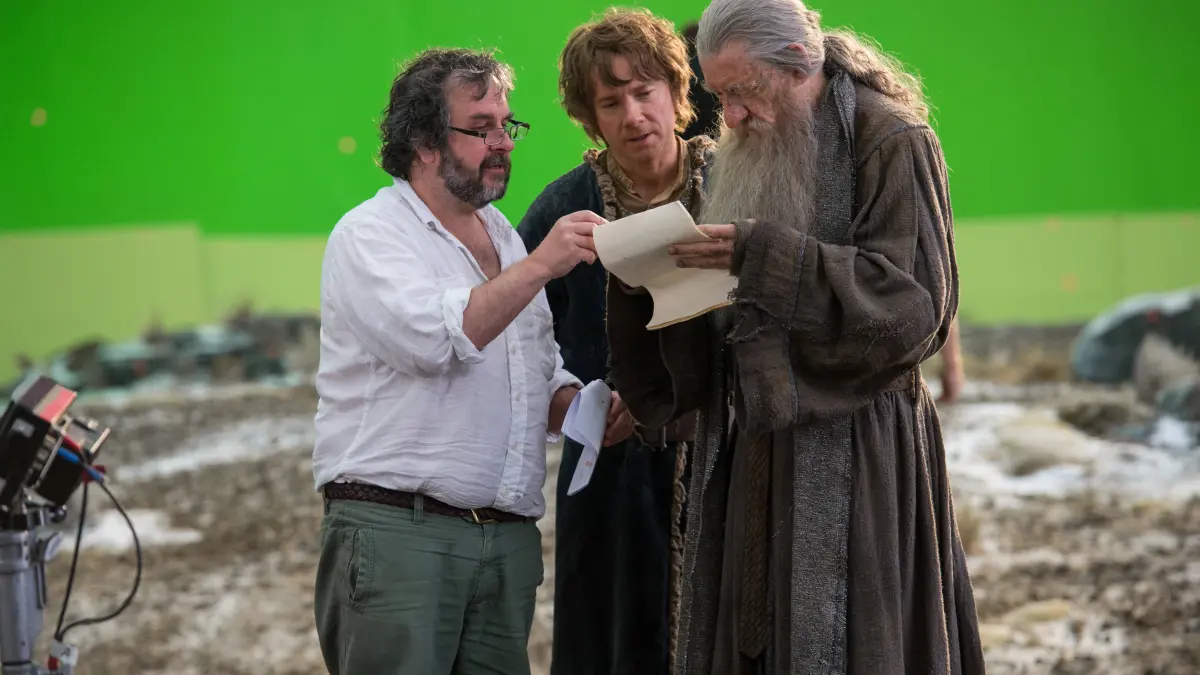 Regisseur Peter Jackson (li.) mit Martin Freeman als Bilbo Beutlin (Mi.) und Ian McKellen als Gandalf beim Dreh des Fantasay-Epos "The Hobbit: The Battle of the Five Armies", 2014.