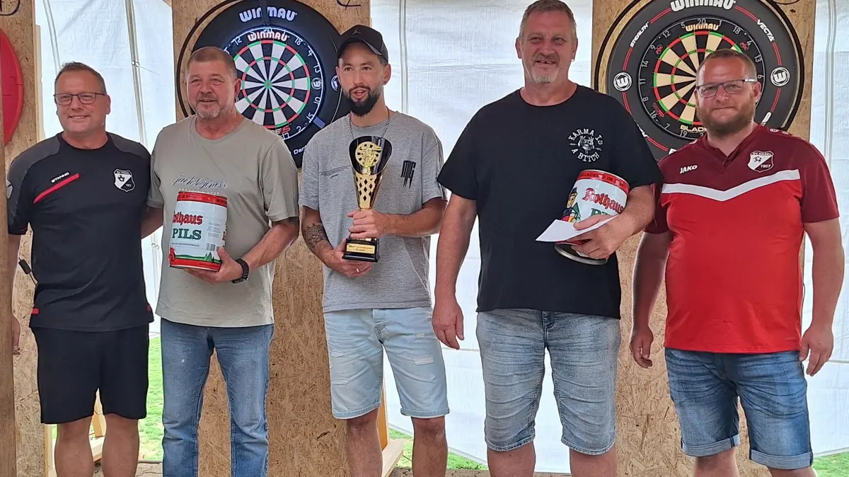 Bei der Siegerehrung (von links): Vorsitzender Martin Schick, Daniel Fourdyce (3. Platz), Ricco Schellin (1. Platz), Thorsten de Bolfo (2. Platz) sowie der stellvertretende Vorsitzende und Turnierleiter Tim Trefzer
