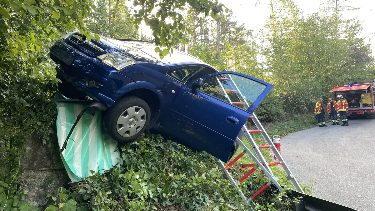Knapp über dem Abgrund des Dobelgrabens im Wald bei Bietenhausen wurde ein vom Weg abgekommener Opel Meriva von einer Mauer vor dem Sturz in die Tiefe bewahrt.