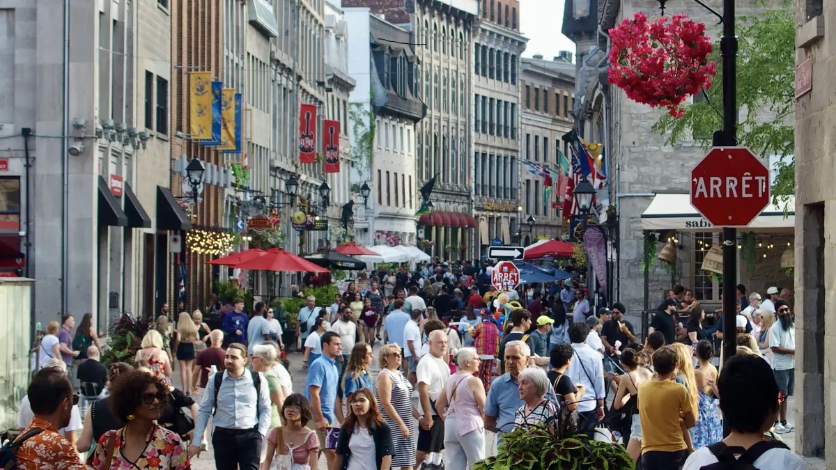 Die bei Touristen beliebte Altstadt von Montreal heißt auf Französisch Vieux-Montréal und reicht mit ihren historischen Steingebäuden und Kopfsteinpflasterstraßen bis ins 17. Jahrhundert zurück. 