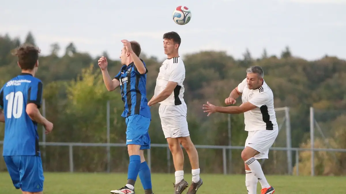 Die SGM Bildechingen/Nordstetten (weiße Trikots) setzte sich 3:1 gegen die SGM Marschalkenzimmern/Weiden durch.
