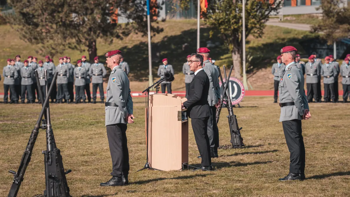 Ministerpräsident Cem Özdemir beim Appell 30 Jahre KSK in Calw.