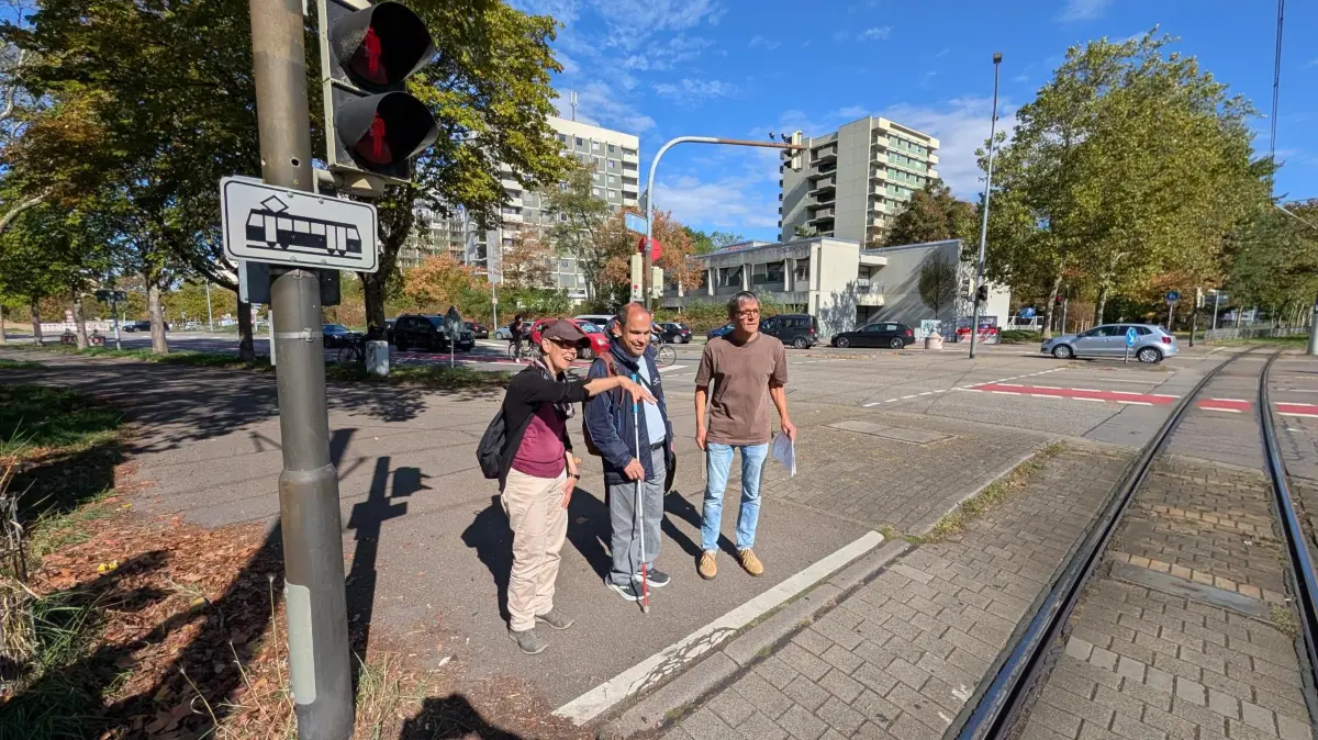 Zeigen, wie an der Kreuzung Barrieren und Gefahrenstellen abgebaut werden sollen (von links): Daniela Schmid (Vorsitzende des Freiburger Behindertenbeirats), Mischa Knebel (Geschäftsführer des Blinden- und Sehbehindertenvereins Freiburg) und Hendrik Schmitt-Nagel (Bauamt Freiburg)