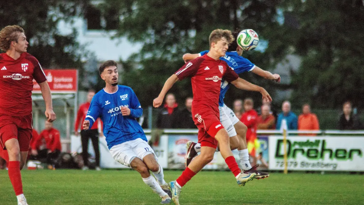 Fussball Bezirksliga Schwarzwald Zollern TSV Strassberg - FC 07 Albstadt:
Strassberg, Baden-Wuerttemberg, Deutschland, 17.09.2026. Fussball, Bezirksliga Schwarzwald Zollern, 6. Spieltag, Saison 2026/2027. TSV Strassberg I - FC 07 Albstadt I 3:3 (3:0) im Schmeien-Stadion in Strassberg. Foto: Eibner-Pressefoto/Gerhard Wolf