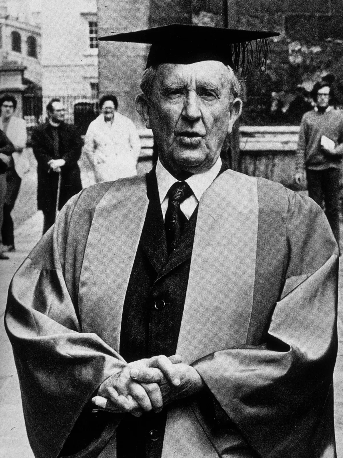 1945 wechselte Tolkien, immer noch in Oxford, auf die Professur für Anglistik. Erst im Jahre 1954 wurde "The Lord of the Rings" veröffentlicht.