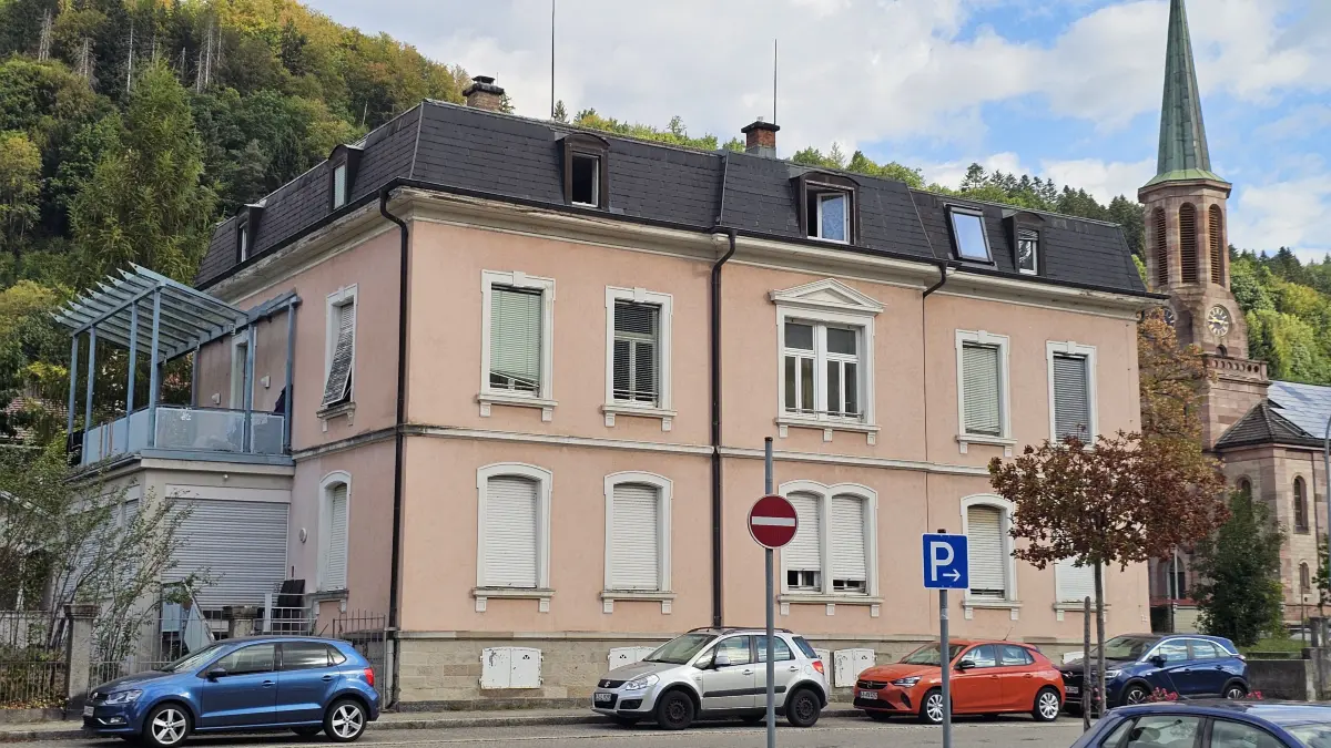 In der Anschlussunterbringung und Obdachlosenunterkunft in der Bahnhofstraße 22 in Zell geht es unruhig zu. Die Anwohner beschweren sich. Stadt und Caritas planen konkrete Maßnahmen.