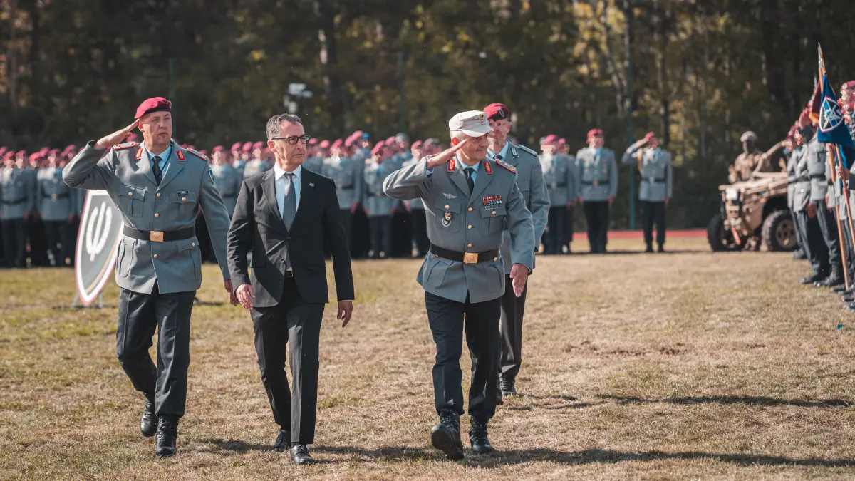 Ministerpräsident Cem Özdemir (Mitte) beim Abschreiten der Ehrenformation mit Brigadegeneral Andreas Kühne (links) und Generalleutnant Alexander Sollfrank.