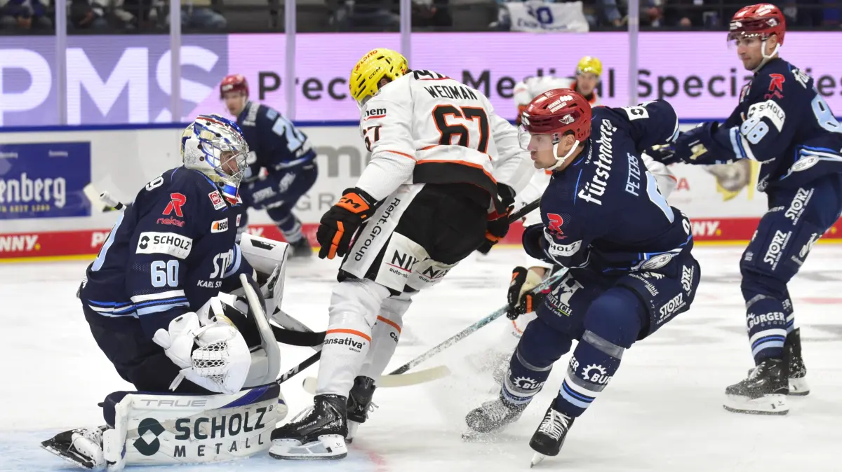 Schwenninger Wild Wings (blau) - Frankfurt (weiss), v.l. Joacim Eriksson (60) Tor SERC Wild Wings, 67 FRA Matthew Wedman + Alex Peters (6) Verteidiger SERC Wild Wings