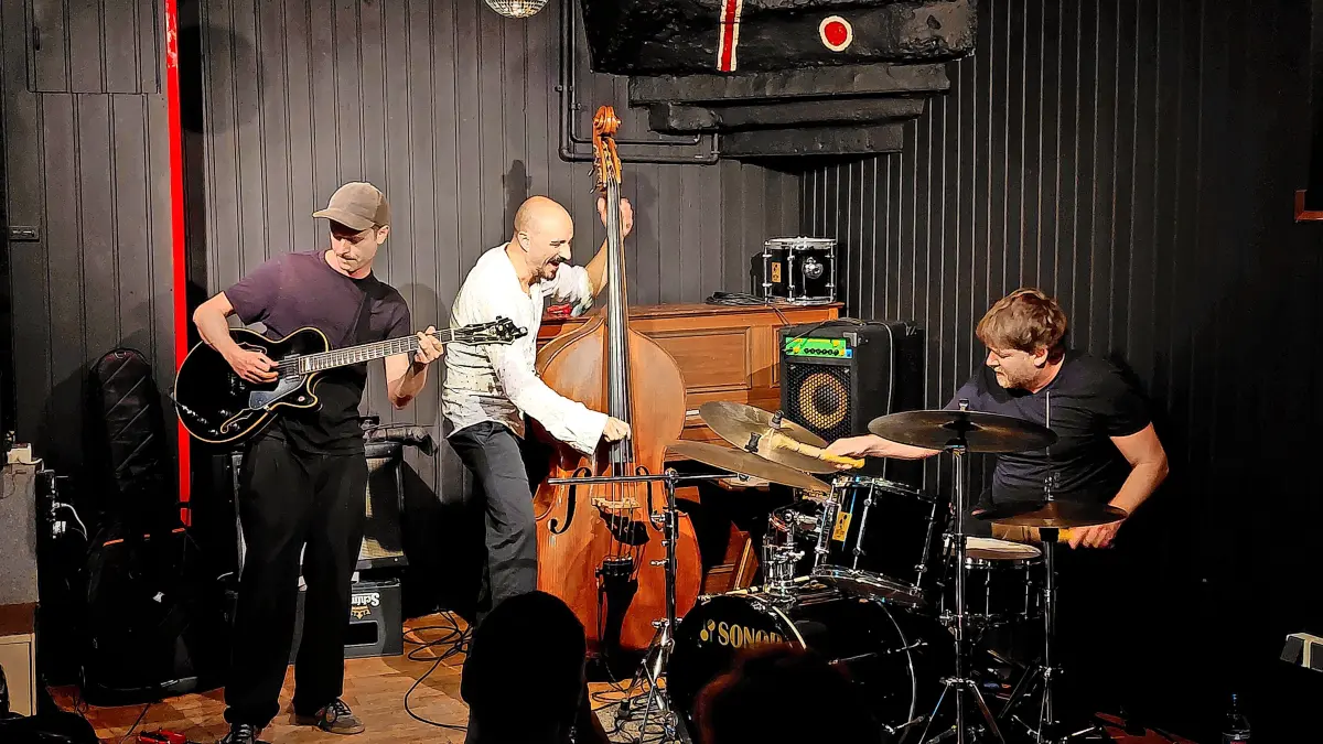 Das „Dave Gisler Trio“ spielte zum Auftakt des Jazz-Festivals in Villingen.