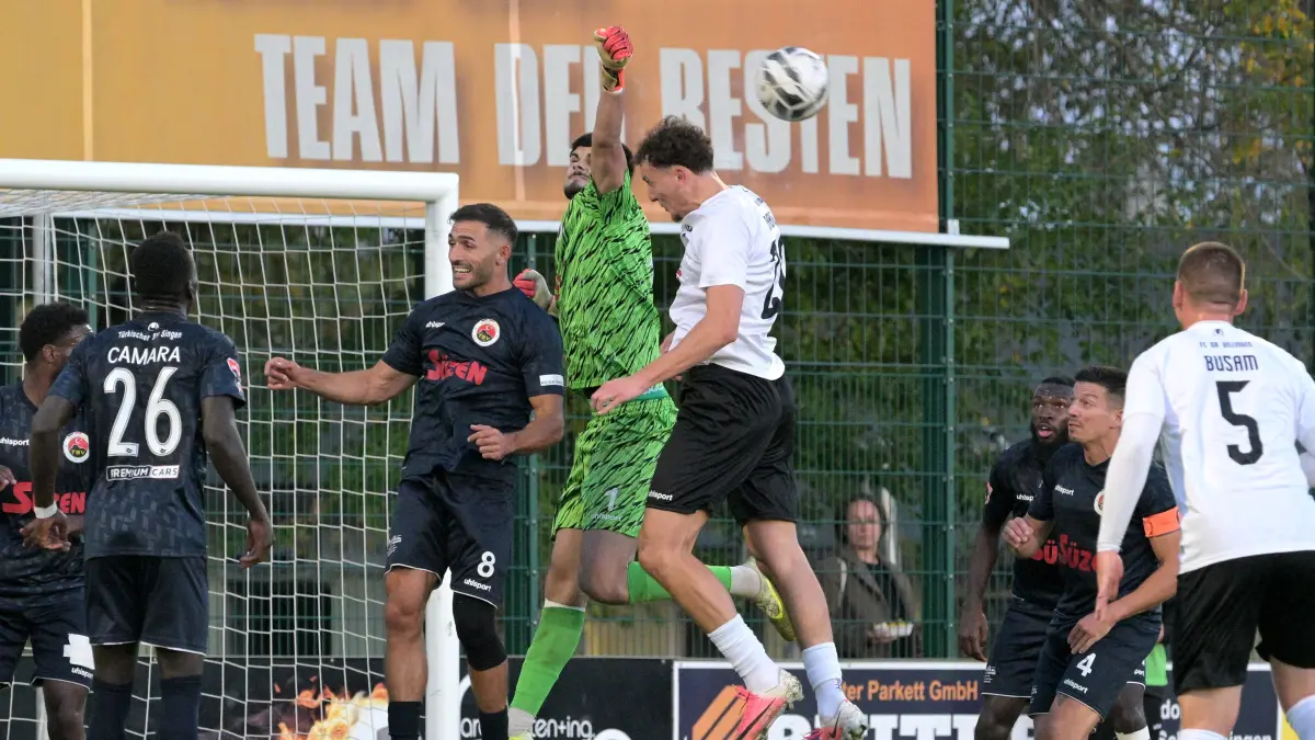 08-Stürmer Jan Babic (weißes Trikot) im Luftkampf mit TSV-Torwart Dominik Hozlinger.