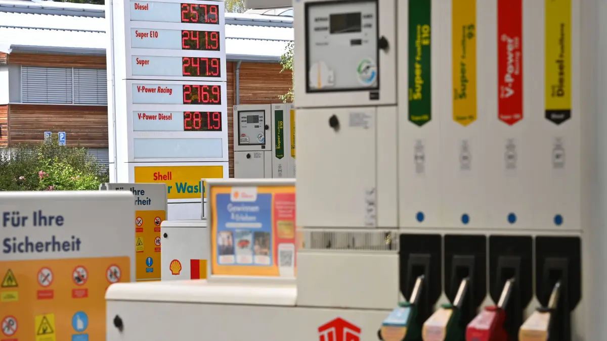 Hohe Spritpreise naehern sich Allzeithoch: Taeglich neue Hoechststaende an der Zapfsaeule. Themenbild Kraftstoffpreise , Spritpreise treiben die Inflation an. Tankstelle ,Zapfsaeule mit Zapfhaehnen.Kraftstoffsorten im Landkreis Muenchen am 18.09.2026 *** New record highs at the gas pump every day. Featured image: Fuel prices Gas prices are driving inflation. Gas station gas pump with nozzles fuel types in the Munich district on September 18, 2026