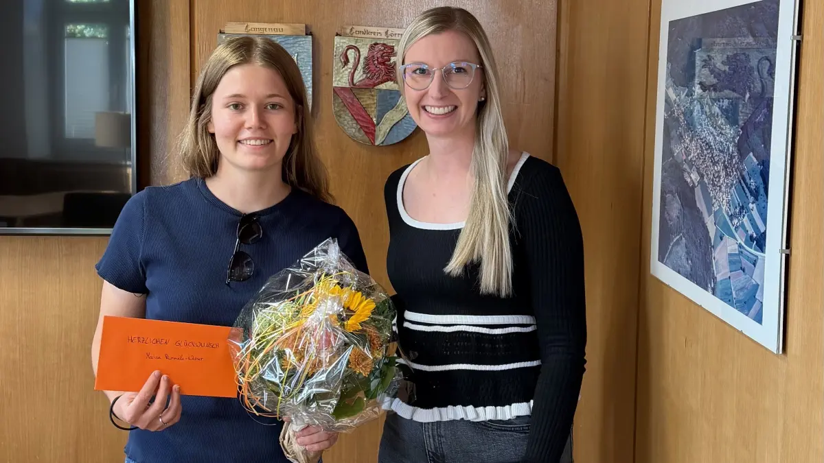 Die erfolgreiche Abiturientin Marisa Rümmele-Werner wurde in ihrem Heimatort Langenau von Ortsvorsteherin Dinah Frey geehrt.