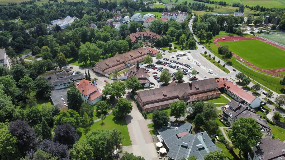 Der Großraumparkplatz zwischen Haus des Gastes und Haus des Bürgers ist eine der Parkflächen, die ab 18. Januar Gebühr kosten sollen. Ebenso die Parkflächen am Bohrturm und an der Kita Stadtkäfer.