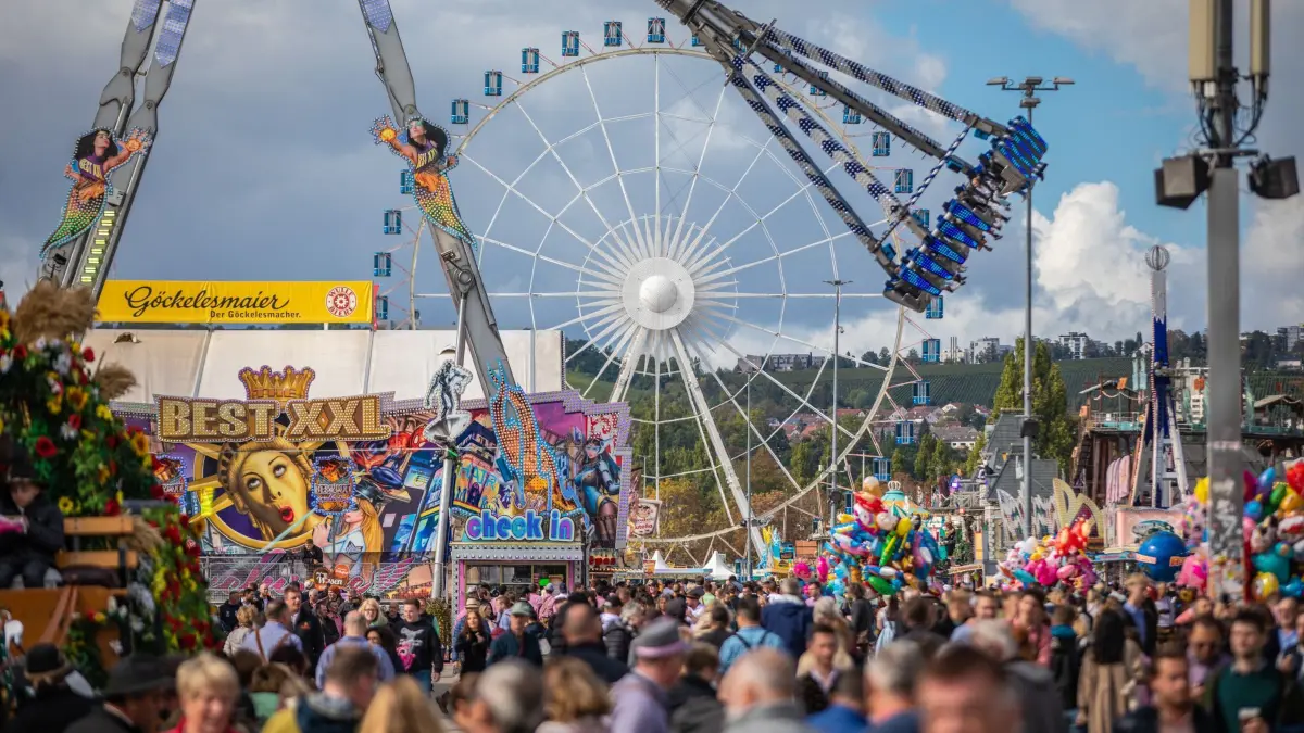 Cannstatter Volksfest: ARCHIV - 28.09.2024, Baden-Württemberg, Stuttgart: Besucher des 177. Cannstatter Volksfests gehen über den Cannstatter Wasen. Der «Wasen» ist nach dem Münchner Oktoberfest das zweitgrößte Volksfest in Deutschland. (zu dpa: «Wiesn verlangt Lizenz - Wasen lässt Influencer filmen») Foto: Christoph Schmidt/dpa +++ dpa-Bildfunk +++