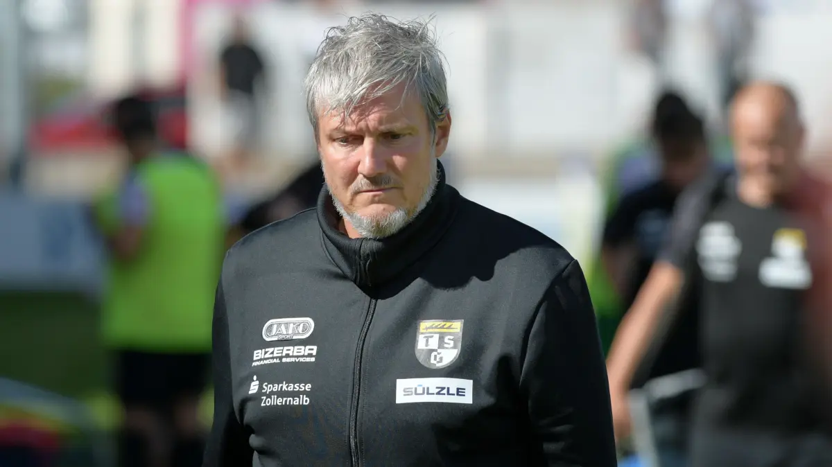 Fußball Oberliga Baden-Württemberg 1. CfR Pforzheim - TSG Balingen : Trainer Michael SCHILLING (BAL)
Pforzheim, Baden-Württemberg, Deutschland, 19.09.2026. Fußball, Oberliga Baden-Württemberg, 8. Spieltag, Saison 2026/2027. 1. CfR Pforzheim - TSG Balingen Fußball in der KRAMSKI-ARENA in Pforzheim. Foto: Eibner-Pressefoto/Michael Ripberger.