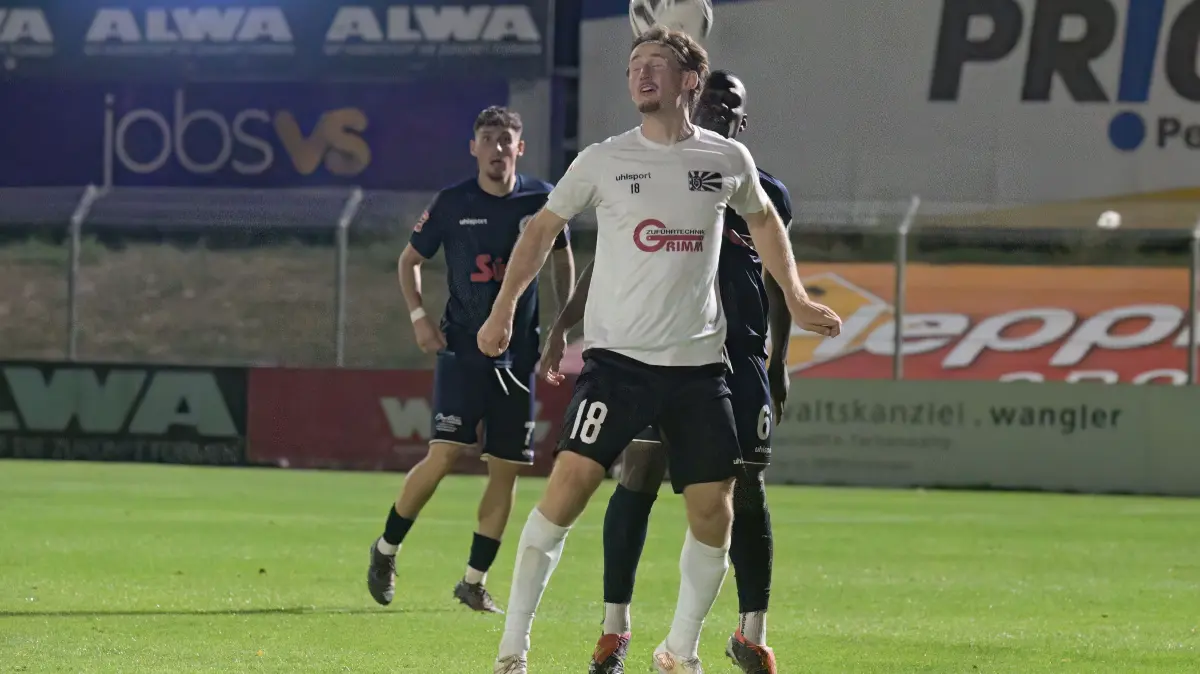 Matthes Glück (vonre) – hier gegen Singens Kademain Yao – überzeugte gegen den TSV im Spiel mit und gegen den Ball.