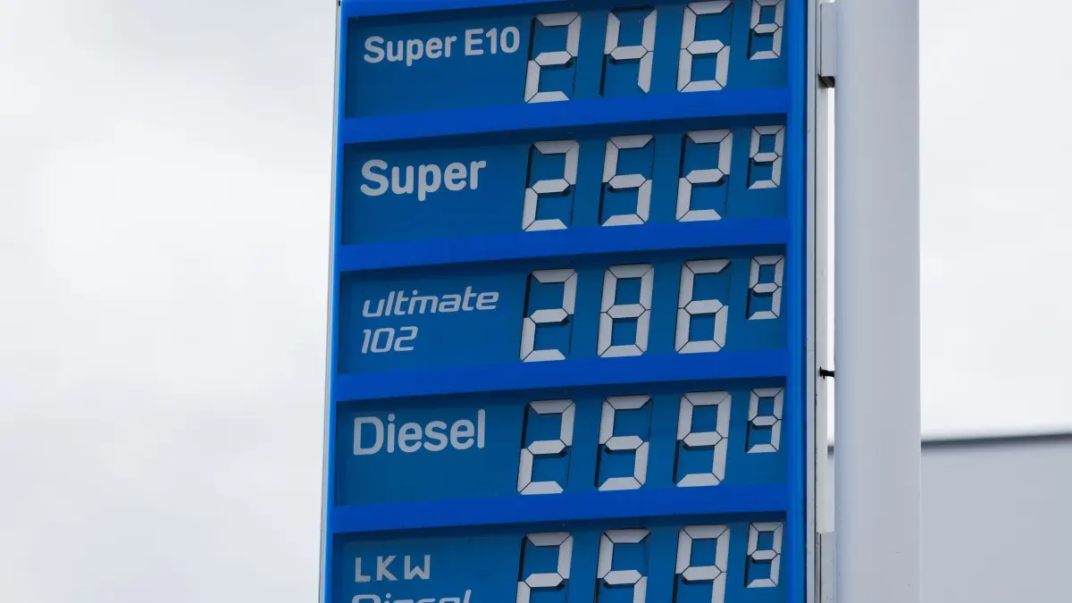 Kraftstoffpreise: PRODUKTION - 17.09.2026, Nordrhein-Westfalen, Köln: Die aktuellen Kraftstoffpreise werden an der Anzeigetafel einer Tankstelle angezeigt. Diesel ist in Deutschland so teuer wie nie zuvor. Am Mittwoch kostete ein Liter im bundesweiten Tagesdurchschnitt 2,453 Euro und übertraf damit den bisherigen Rekord aus dem April, wie aus Zahlen des ADAC hervorgeht. (zu dpa: «Kubicki kritisiert Spritpreisdeckel als «Planwirtschaft»») Foto: Rolf Vennenbernd/dpa +++ dpa-Bildfunk +++