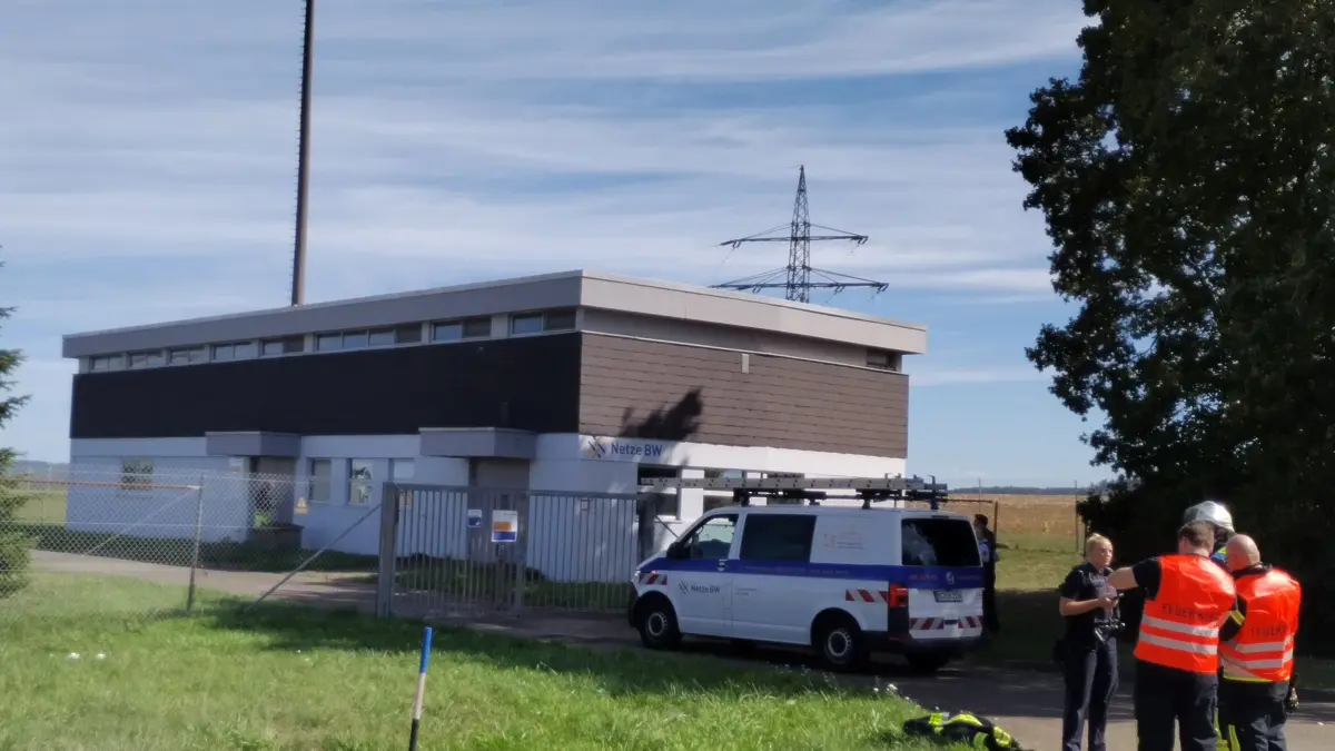Ein Techniker der EnBW und die Trillfinger Feuerwehr waren ebenfalls vor Ort