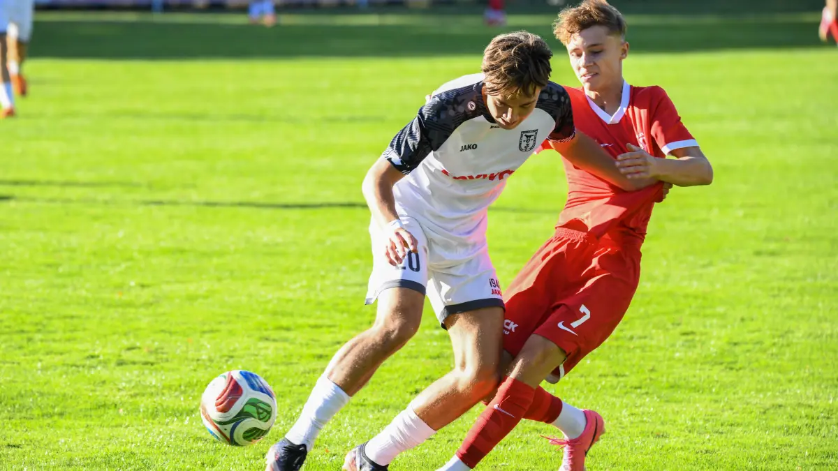Jonathan Dischinger (rotes Trikot) und der FC Auggen verlieren das Derby.