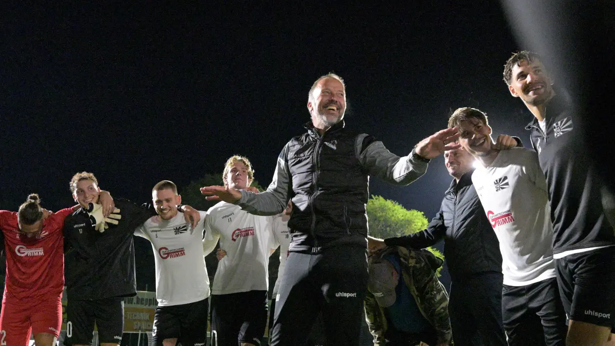 Matthias Uhing strahlt nach dem 3:0-Sieg gegen Singen. Der 08-Coach war nach dem fünften Saisondreier stolz auf seine Mannschaft.