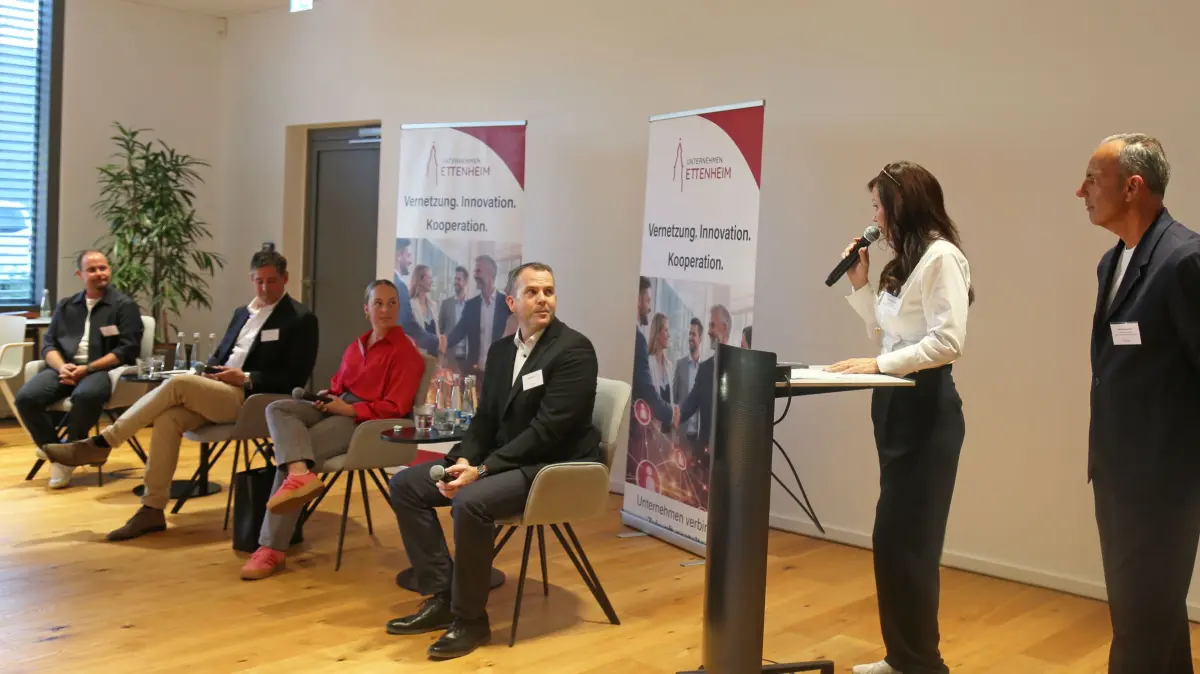 Moderator Adrian Hoffmann (von links) stellte den Bürgermeisterkandidaten Dominik Eble, Carina Kratt und Alexander Ruchti viele Fragen zur hiesigen Wirtschaft. Zur Podiumsdiskussion lud die Werbegemeinschaft Unternehmen Ettenheim – vertreten von Heidi Korfmacher und Hans- Georg Meier – ein.