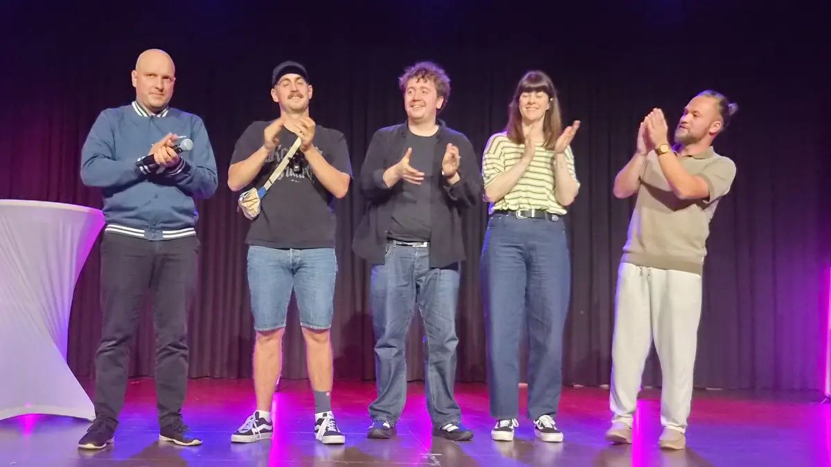 Beim Schlussapplaus im „Comedy Haus“ (von links): Moderator Ansgar Hufnagel mit Aaron Gehring, Simon Mann, Lena Loster und Dennis Boyette