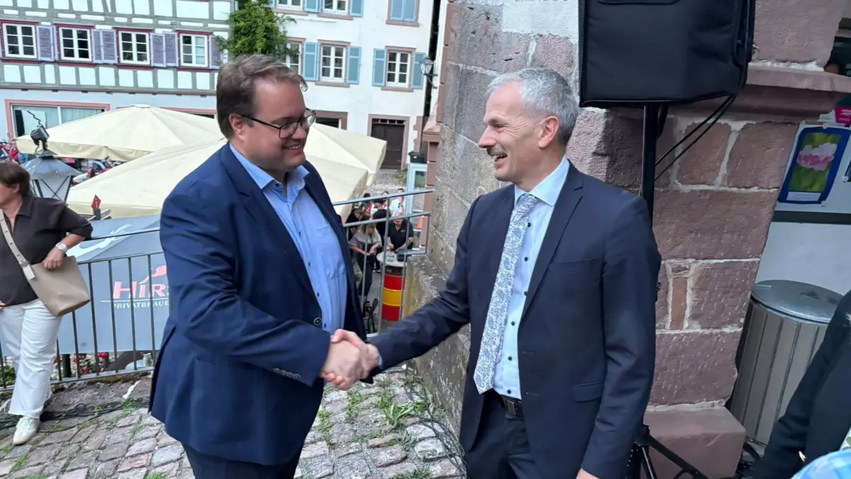 Herausforderer Timmy Niehoff (links) gratuliert Thomas Haas (rechts) zum Wahlsieg in Schiltach.
