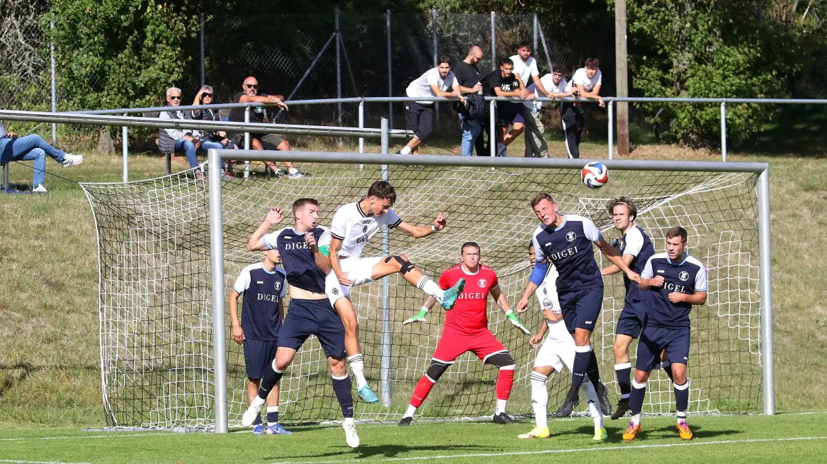 Der VfL Nagold (dunkle Trikots) hatte sich das Derby anders vorgestellt - Ballbesitz allein war zu wenig gegen die SF Gechingen.