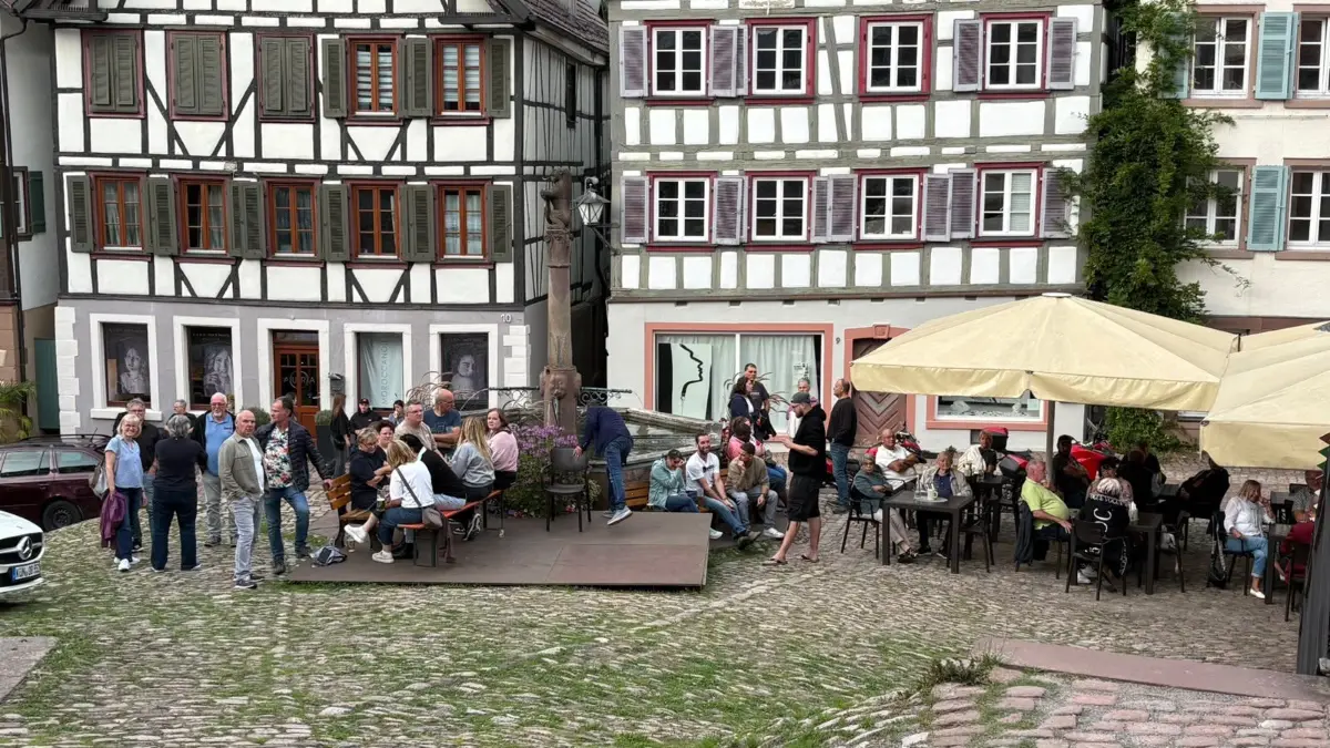 Viele Menschen aus Schiltach und Lehengericht kamen auf den Rathausplatz, um das Ergebnis aus erster Hand zu erfahren.