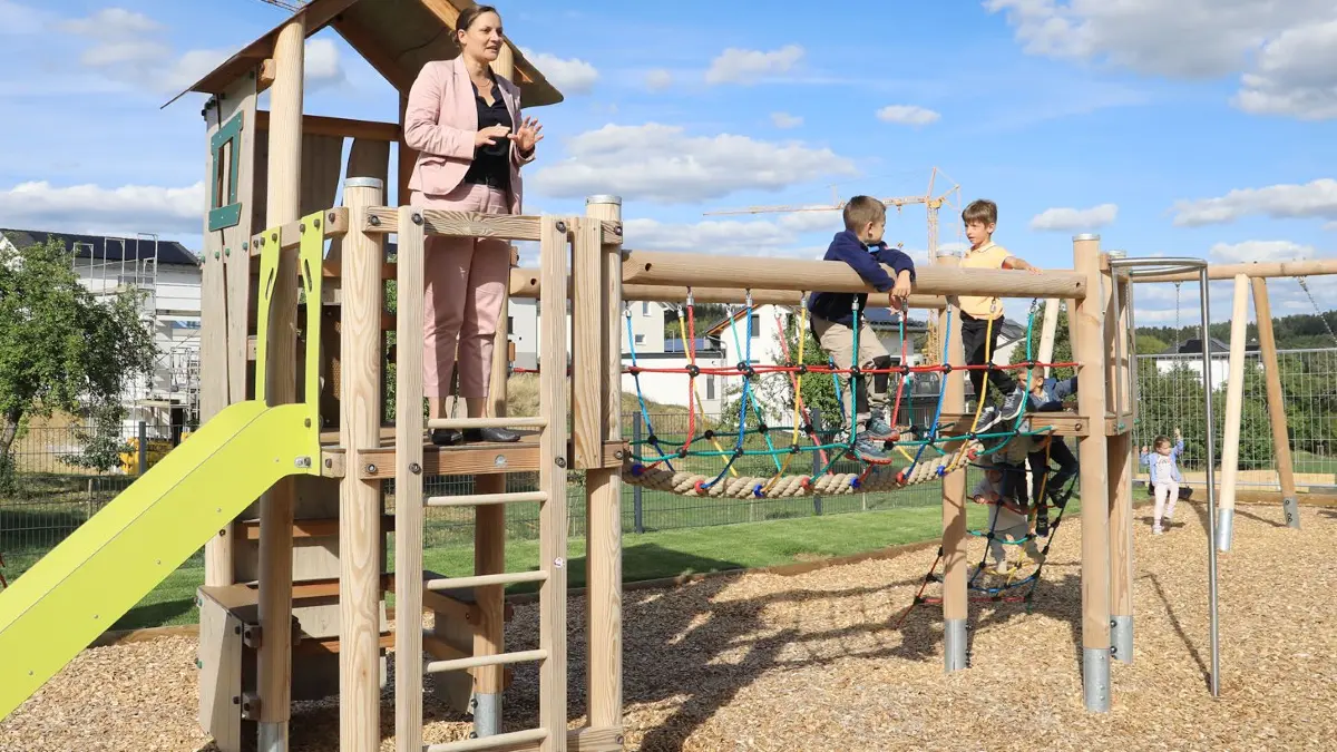 Hoch hinaus zur Einweihung: Bürgermeisterin Annick Grassi nahm den neuen Spielplatz im Salzstettener Raitäcker gleich selbst unter die Lupe.