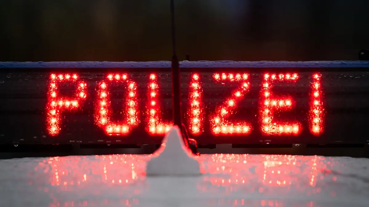 Auto überschlägt sich bei Dippoldiswalde: ARCHIV - 22.03.2024, Brandenburg, Trebbin: Der Schriftzug „Polizei“ auf einem Polizeiwagen. Am Donnerstagabend ist ein LKW auf der A10 in den Straßengraben gekippt. (Symbolbild) (zu dpa: «Diebe schlagen mit Ablenkungsmanövern auf Rastplätzen zu») Foto: Soeren Stache/dpa +++ dpa-Bildfunk +++